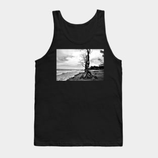 Arbre sur une plage en Noir & Blanc Tank Top